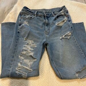 Women’s American Eagle crop jeans. Distressed.Size 8